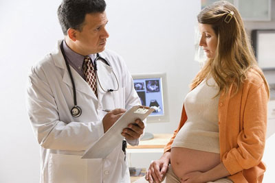 беременная девушка и врач