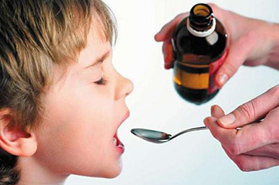 поить ребенка лекарством