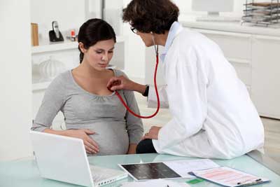 беременная женщина на приеме у врача