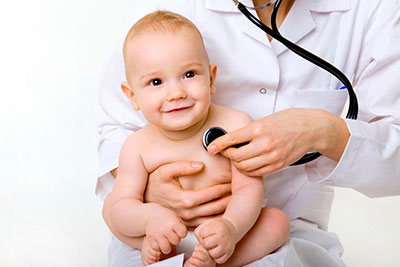 малыш на руках у доктора