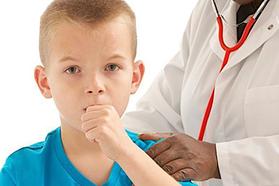 врач слушает мальчика