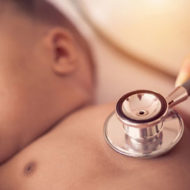 Фонендоскоп на груди у малыша